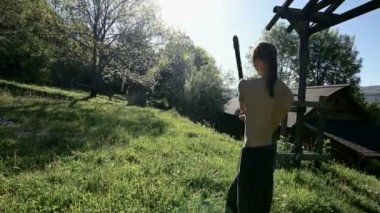 Orta Uzun atış Sabah eğitim bir yangın gösterisi için uzun saçlı bir adam. Meşaleler ve zincirler ile ateş olmadan bir performans için hazırlık