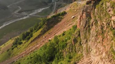 Derin bir geçitte bir dağ asfalt yol serpantin ile bir manzara üzerinde yakın çekim uçan havadan görünümü. Uzak dağlık alanlarda ulaşım iletişimi kavramı