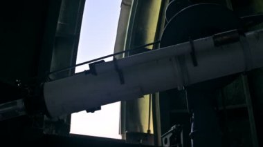 Kuzey Kafkasya'da güneş koronasını inceleyen güneş gözlemevinin gözlemci kubbesinin deklanşör penceresi mekanizmasının kapatılması. Gözlemin başlangıcı kavramı