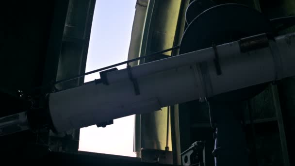 노스 코카서스에서 태양 코로나 연구 태양 관측소의 관찰자 돔의 셔터 창 메커니즘의 폐쇄. 관찰의 시작의 개념 — 비디오