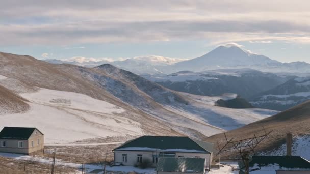 Panorama dell'osservatorio solare sul Monte Shatjatmas nel Caucaso settentrionale. Russia sulla yfon della cresta caucasica e Monte Elbrus — Video Stock