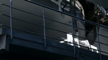 Yolcuların taşınması için kablo yolu üzerindeki kablo nun mekanizması. Araba kullanırken ve kabin kapılarını açarken füniküler