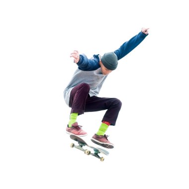 Genç kaykaycı izole beyaz bir arka plan üzerinde ollie atlar. Sokak sporları ve kent kültürü kavramı