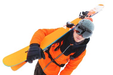 Siyah bir maske giyen turuncu bir ceket ve omuzunda Kayak ile profesyonel bir atlet kayakçı portre kamera içine bakıyor. Beyaz üzerinde izole