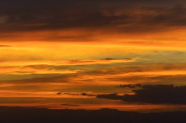 Soyut doğa arka planı. Bulutlardramatik günbatımı gökyüzü turuncu ve sarı parlak renkler ile doymuş. Kontrast Düşük Anahtar