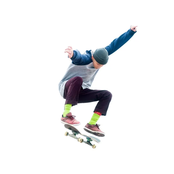 Adolescente skateboarder salta ollie sobre un fondo blanco aislado. El concepto de deportes callejeros y cultura urbana —  Fotos de Stock