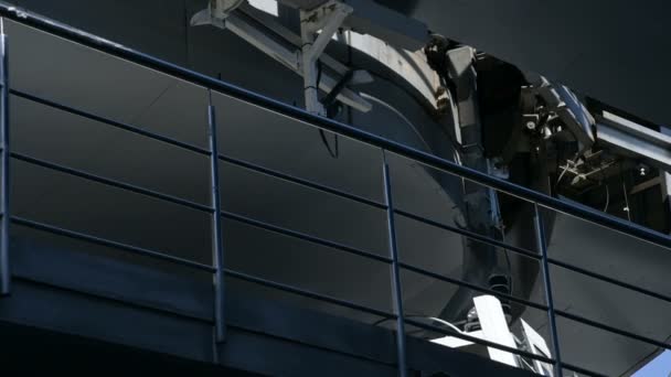 El mecanismo del teleférico en la carretera de cable para el transporte de pasajeros. Funicular al conducir y abrir puertas de cabina — Vídeos de Stock