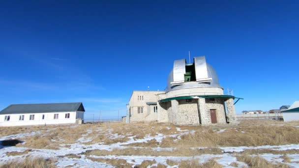 Timelapse del observatorio solar. Rotación de la apertura y cierre de la cúpula del telescopio astronómico del coronógrafo durante el día en invierno — Vídeo de stock