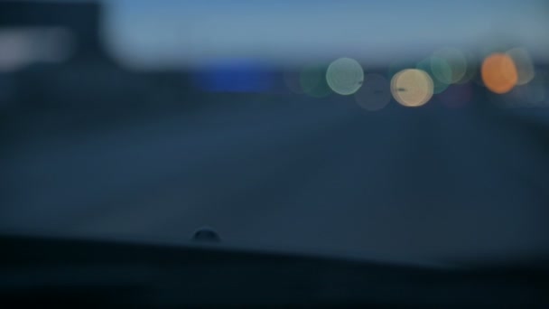 Fond abstrait vue floue des lumières des voitures venant en sens inverse sur une route de campagne au crépuscule ou au petit matin. Bokeh de démise au point des phares de pov — Video