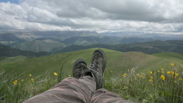 Close up POV turistických bot nezávislého muže cestovatele na vrcholu hory, při pohledu na pohled. — Stock video