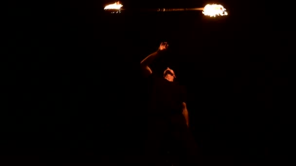 火のショー。男は2つの燃える松明でジャグリング。ナイトショーファキアの支配ローアングル — ストック動画