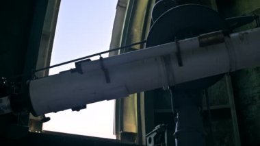 Kuzey Kafkasya'da güneş koronasını inceleyen güneş gözlemevinin gözlemci kubbesinin deklanşör penceresi mekanizmasının kapatılması. Gözlemin başlangıcı kavramı