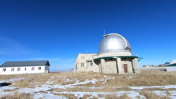 Timelapse del observatorio solar. Rotación de la apertura y cierre de la cúpula del telescopio astronómico del coronógrafo durante el día en invierno — Vídeo de stock