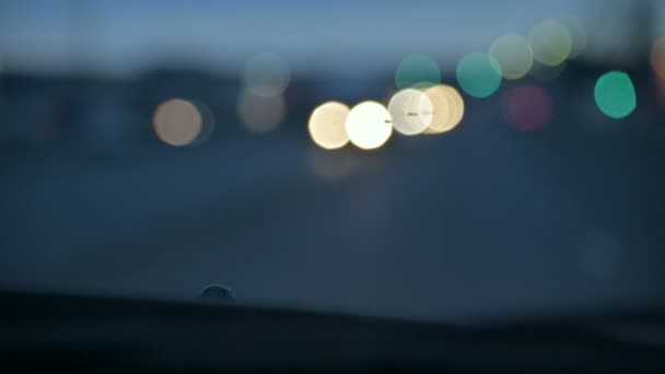 Soyut arka plan alacakaranlıkta veya sabahın erken saatlerinde bir ülke yolda yaklaşan araçların ışıkları bulanık görünümü. Pov farlar Düşük anahtar defokus bokeh — Stok video