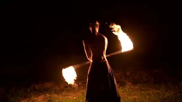 Feuershow. Mann jongliert mit zwei brennenden Fackeln. Nachtshow. Beherrschung des Fakirs — Stockvideo