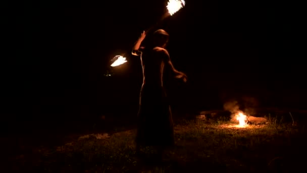 Feuershow. Mann jongliert mit zwei brennenden Fackeln. Nachtshow. Beherrschung des Fakirs — Stockvideo