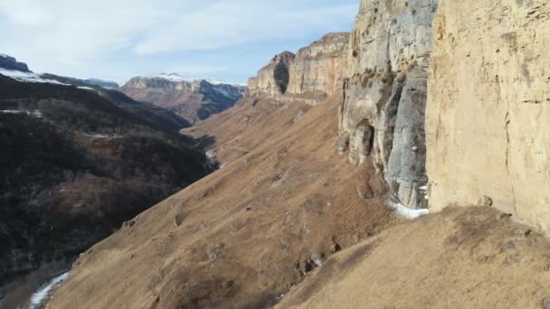 Gorge Kafkasya'da Büyük Kanyon kaya duvarı boyunca hareketlerinin havadan görünümü. Çok yakın kaya kışın az kar varken. 4k — Stok video
