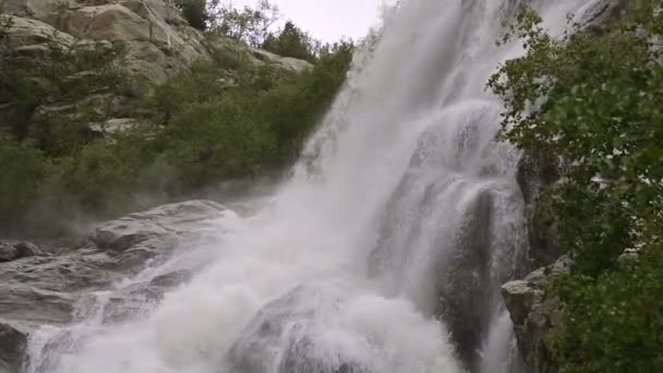 Närbild stenar och spray av en stormig berg flod i slow motion med spårning ledningar. Begreppet global uppvärmning och problemet med mängden färskt vatten på planeten — Stockvideo
