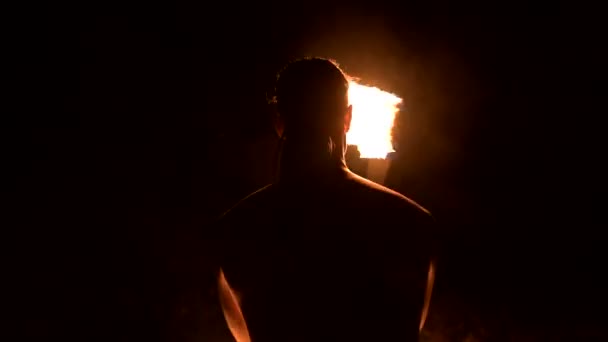 Feuershow. Mann jongliert mit zwei brennenden Fackeln. Nachtshow. Beherrschung des Fakirs — Stockvideo