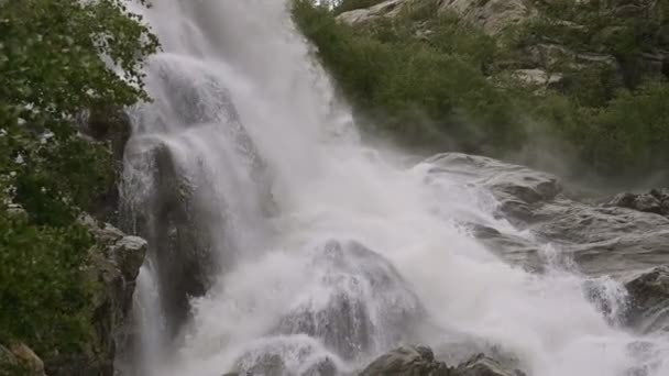 Капля воды крупным планом и брызги водопада бурной горной реки в зеленом лесу в замедленной съемке с отслеживающей проводкой. Концепция глобального потепления — стоковое видео