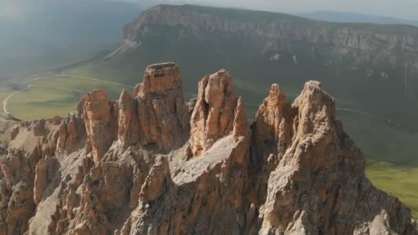 无人机在日落时飞越锋利的岩石露头的鸟瞰图。陡峭的岩层山脉，用于极限登山。飞越旅行视频 — 图库视频影像