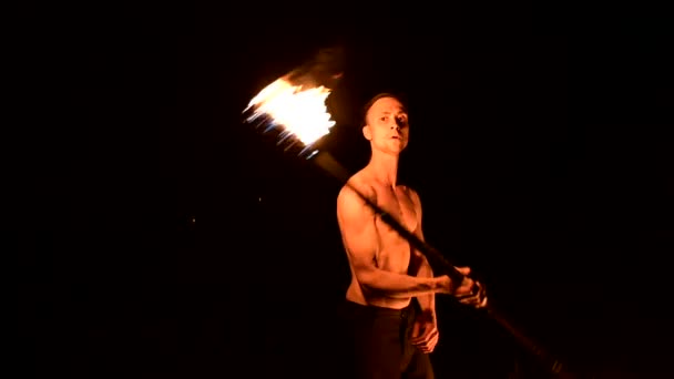 Na požární show. Muž se dvěma hořícími pochodněmi. Noční show. Zvládnutí fakira. Close-up — Stock video