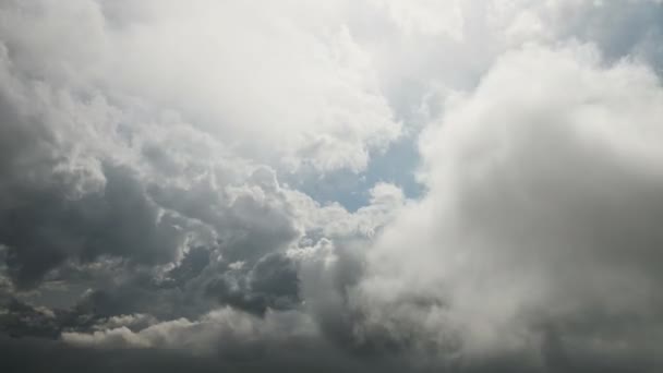 Fırtınadan önce mavi gökyüzünde bulutları değiştirmenin zaman atlamalı. Mavi gökyüzü kümülüs bulutlarının yükseklik aralığında yuvarlanan dönen bulutlar. Hava durumu arka plan konsepti — Stok video