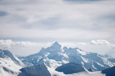 Kış bulutlarının arka planına karşı akşam manzara karla kaplı Stavler dağ. Baksan Geçidi'nden görünüm