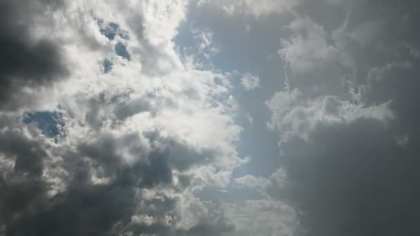 Time lapse de nuages changeants sur un ciel bleu avant un orage. Nuages ondulants tourbillonnants à un intervalle de hauteur de nuages cumulus ciel bleu. Météo météo concept de fond 
