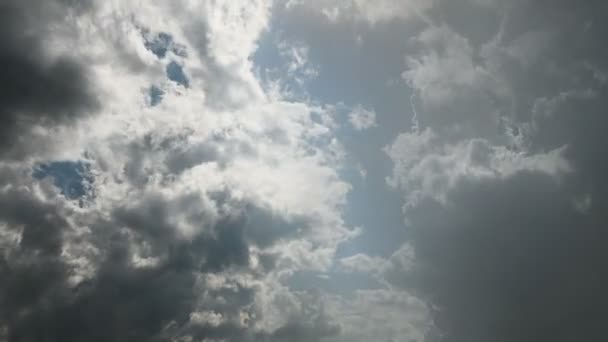 Tempo de mudança de nuvens em um céu azul antes de uma tempestade. Rolando nuvens rodopiando em um intervalo de altura de nuvens cúmulo céu azul. Tempo clima fundo conceito — Vídeo de Stock