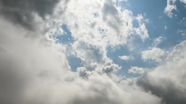 Tempo de mudança de nuvens em um céu azul antes de uma tempestade. Rolando nuvens rodopiando em um intervalo de altura de nuvens cúmulo céu azul. Tempo clima fundo conceito — Vídeo de Stock