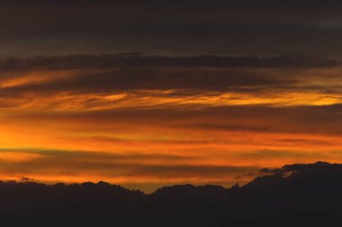 Soyut doğa arka planı. Bulutlardramatik günbatımı gökyüzü turuncu ve sarı parlak renkler ile doymuş. Kontrast Düşük Anahtar