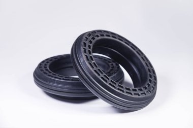 Gri bir arka plan üzerinde yeni itme rulmanlar emici araba bir çift. Yeni otomobil parçaları ve araç servisi kavramı