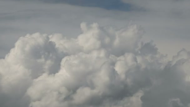 Lasso di tempo di cambiare nuvole su un cielo blu prima di un temporale. Nubi rotolanti vorticose ad un intervallo di altezza di nubi cumulus cielo blu. Meteo concetto di sfondo meteo — Video Stock