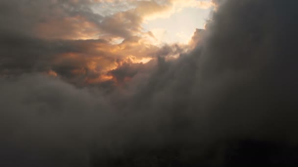 Veduta aerea che vola attraverso cumulus tuoni al tramonto. Nuvolosità al tramonto color oro in alto contrasto. Cielo vero. Il concetto di sogni e previsioni del tempo — Video Stock