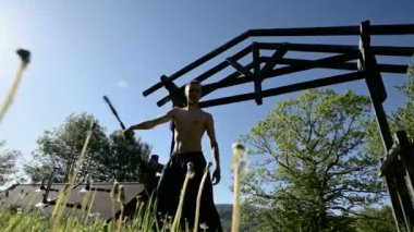 Orta Uzun atış Sabah eğitim bir yangın gösterisi için uzun saçlı bir adam. Meşaleler ve zincirler ile ateş olmadan bir performans için hazırlık