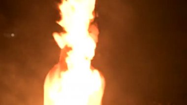Siyah pantolonlu genç bir adamın karanlığa yakın yavaş hareketi, dönen yanan bir meşalenin temsilini gösterir. Meditasyon hareket halinde. Sakin ve sarsılmaz. Ateşle çalış. Düşük anahtar