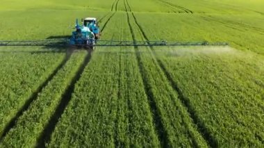 Özel kurulum ile yeşil alan irrigates traktörün havadan görünümü. Pestisitler ve kemirgenler, parazitler ve zararlıları böceklere karşı koruma ile alan büyümeleri püskürtme süreci.