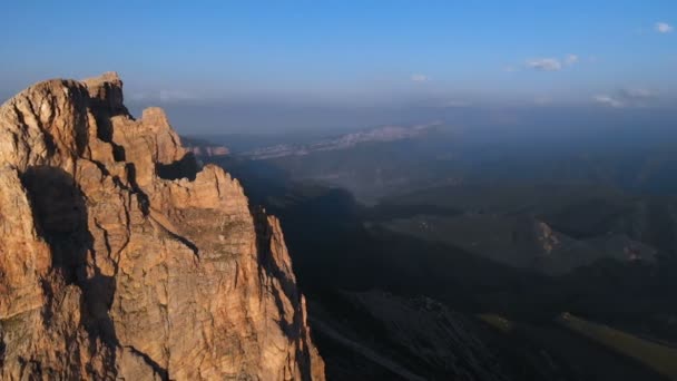 Flygvy över en drönare som flyger över vassa klippformationer vid solnedgången. Skarpa branta berg av klippformationer för extrema bergsklättring. Flyg över resor video — Stockvideo