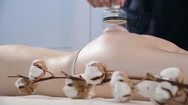 Närbild av en manlig sjukgymnast gör en anti-celluliter kan massage av skinkorna och höfter av en ung kvinna. Begreppet vård och underhåll av hälsan hos den kvinnliga kroppen och huden — Stockvideo