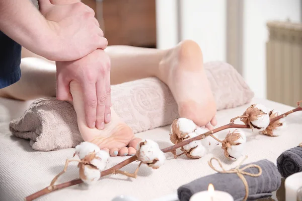 Close-up Relaxing foot massage at the spa. Male hands knead the female foot. Body care concept — Stock Photo, Image