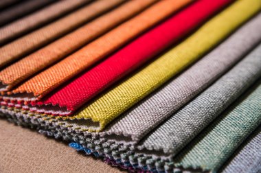 Mobilya ve giyim Döşeme renkli ve parlak kumaş örnekleri. Bir palet Tekstil soyut çizgiler farklı renkteki Close-up