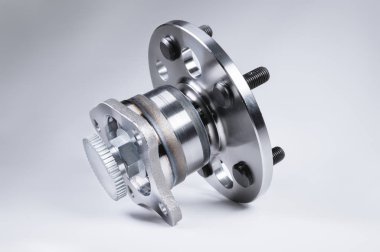 Rulmanlı Yeni Tekerlek göbek montajı. Bu bir degrade ile gri bir arka plan üzerinde araba süspansiyon bir parçasıdır. Yeni otomobil parçaları kavramı