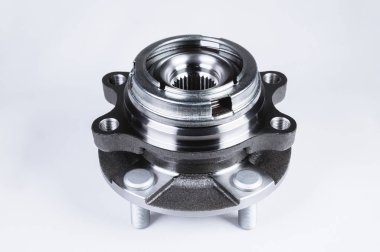 Rulmanlı Yeni Tekerlek göbek montajı. Bu bir degrade ile gri bir arka plan üzerinde araba süspansiyon bir parçasıdır. Yeni otomobil parçaları kavramı