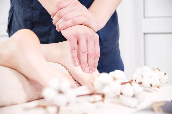 Nära till avkopplande fotmassage på spaet. Manliga händer knåda den kvinnliga foten. Koncept för kroppsvård — Stockfoto