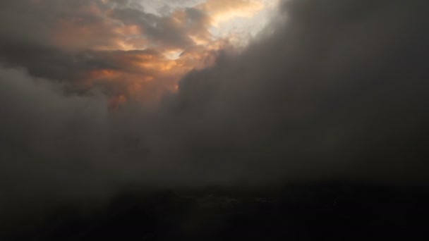 Вид з повітря, що пролітає крізь грозові хмари на заході сонця. Золотий колір хмар заходу сонця у високому контрасті. Справжнє небо. Концепція сновидінь і прогноз погоди — стокове відео