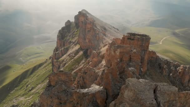 Vista aérea de un dron volando sobre agudos afloramientos rocosos al atardecer. Montaña abrupta y empinada de formaciones rocosas para el montañismo extremo. Vuelo sobre vídeo de viaje — Vídeo de stock