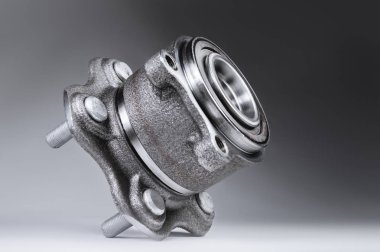 Rulmanlı Yeni Tekerlek göbek montajı. Bu bir degrade ile gri bir arka plan üzerinde araba süspansiyon bir parçasıdır. Yeni otomobil parçaları kavramı