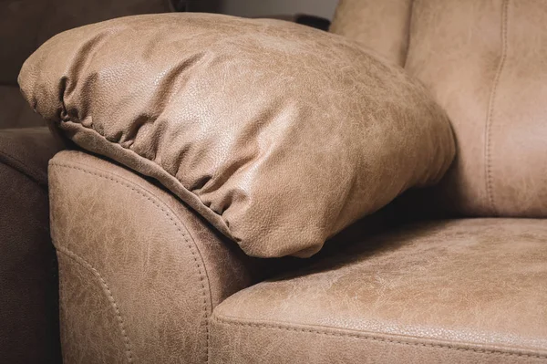 Primo piano il frammento di costoso divano in pelle beige all'interno — Foto Stock
