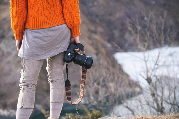 Жіноча рука тримає камеру на фоні гірського пейзажу — стокове фото